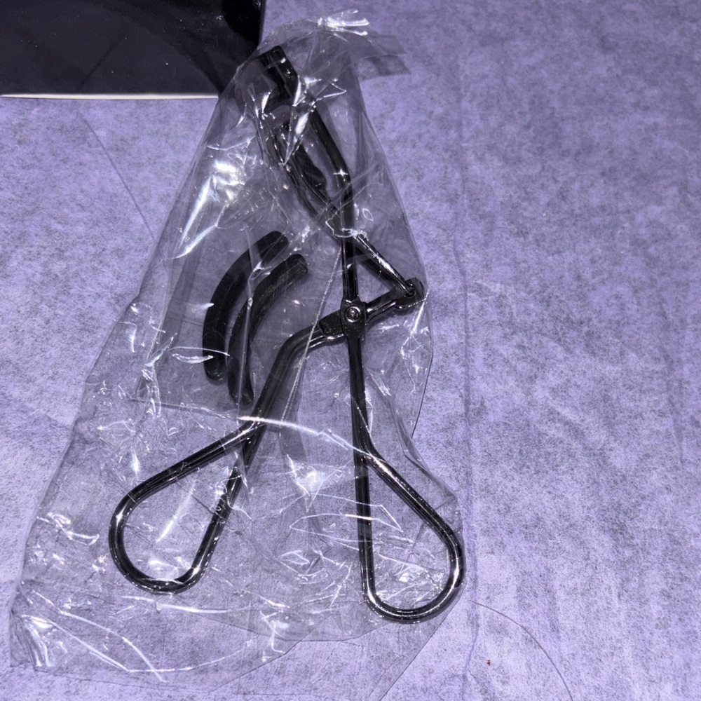 Mary Kay Eyelash Curler with Silicone Pads - Black - Picture 2 of 2